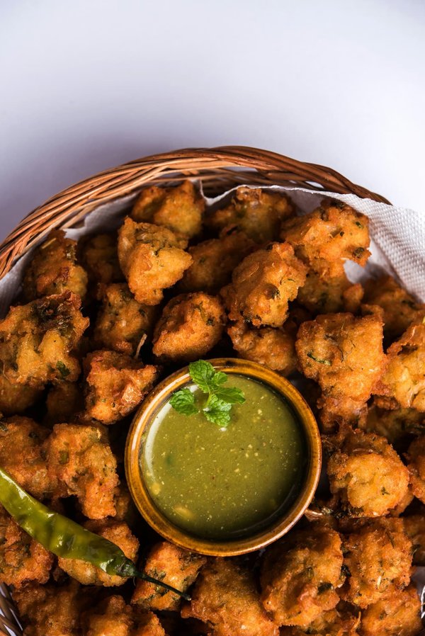 What is the Secret to a Perfectly Crispy and Spicy Indian Pakora with Tamarind Chutney?